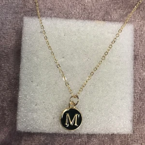 Bokstav Halsband  - Finns A-Z kvar  99kr/st , sammafrakt  Helt ny 
