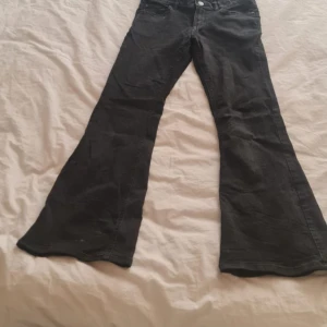 Jeans  - Säljer dessa bootcut jeans som verkligen är i nyskick! Använt fåtal gånger nypris 499kr använd gärna köp nu💓