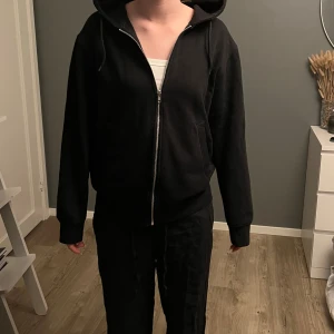 Svart zip hoodie fårn Weekday  - Fin zip Hoodie från weekday! Den är stolek S och säljer för jag inte andvänder den. Köpt för typ 400 kr💕