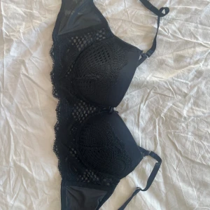 Svart Bh hunkemöller  - Vadderad Bh med svartspets i storlek 70 D. Använd fåtal gånger🌸