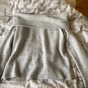 Offshoulder tröja - Köpte den för 200kr och säljer för 80kr. Använd 3 gånger och säljer pågrundav att den är för liten💗