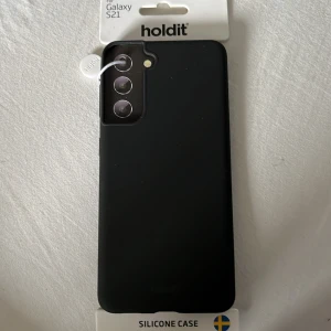 Oanvänt skal från Holdit till S21 - Oanvänt siliconskal från Holdit till en Samsung Galaxy S21, bytte mobil så kom aldrig till användning. 50kr och köparen står för frakten💕