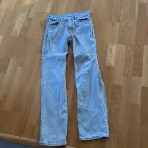 Säljer ett par perfect jeans från gina. Är lite slitna ner till vid bensluten men det är det enda och ni kan fråga om bild. Här ser ni dem på hemsidan https://www.ginatricot.com/se/klader/jeans/low-waist-jeans/jeans-177248031 