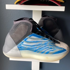 Yeezy qntm  - Yeezy qntm frozen blue köpta för 1600 säljer för storleken är för liten. Nästan helt oandvända bara andvänd en gång.