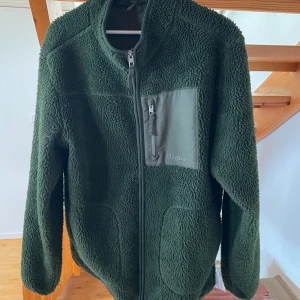 Teddyjacka  - Militärgrön teddyjacka från Jack & Jones 