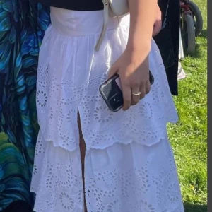 Volangkjol - Vit och lång volangkjol från Nakd 🤍⭐️⚡️🐚Såå bekväm och en slits i benet.