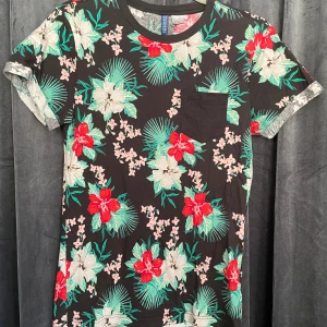 Tisha med blommor - Sommarens snyggaste tisha 😁 användes en gång innan den växtes ur. 