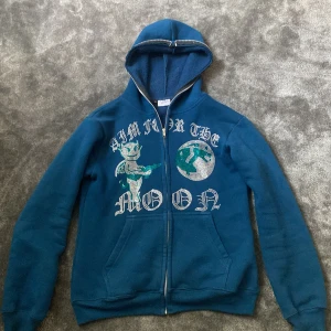 Aim For The Moon hoodie - Aim for the moon hoodie i storlek S Skick:8/10 bara använt ett fåtal gånger Säljer för den har blivit för liten 