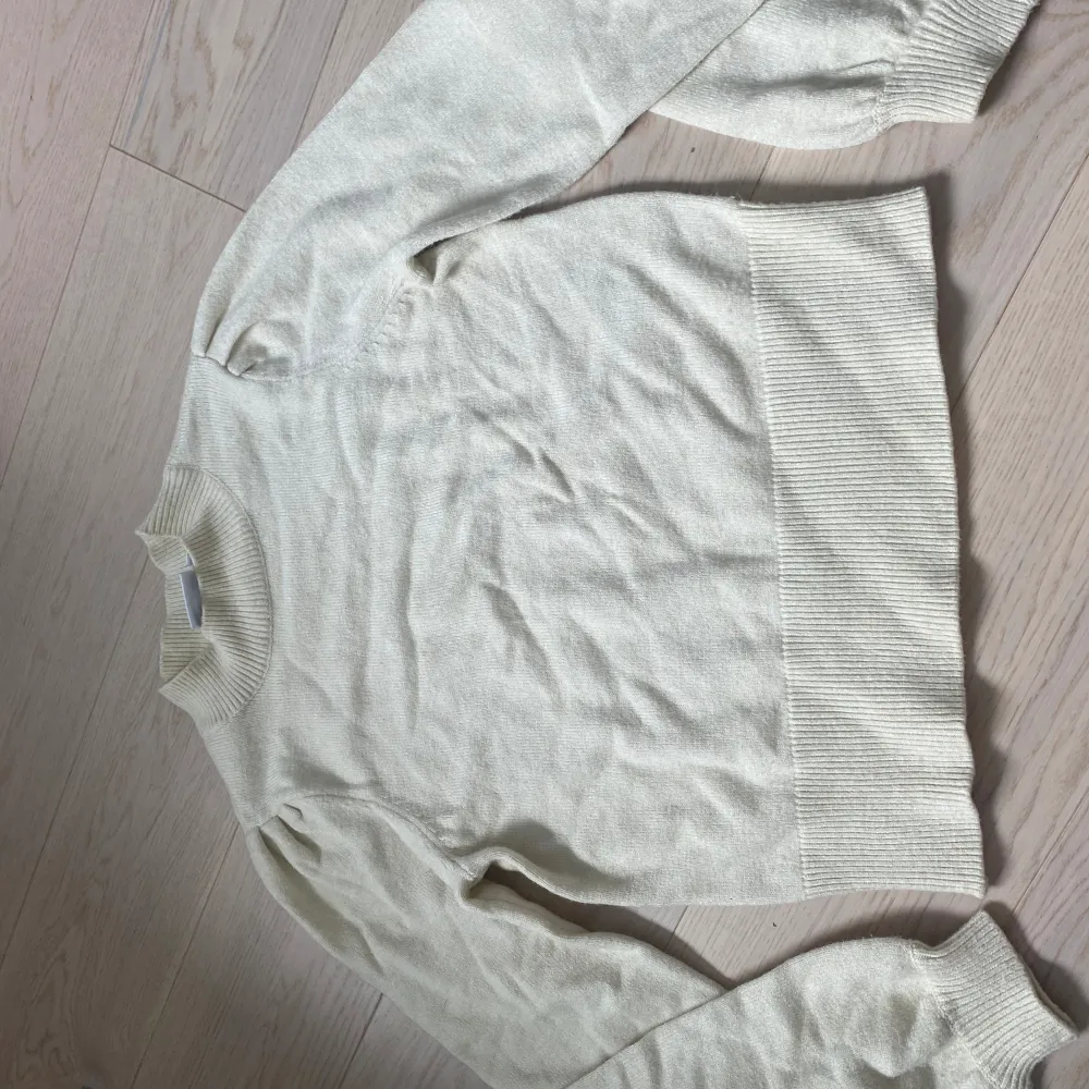 Jätte fin stickad tröja ifrån vila. Aldrig använt och är i bra skick. Den är perfekt året om och är i jätte skönt material. Storleken är xs men passar även i större storlekar💗💗. Neuleet.
