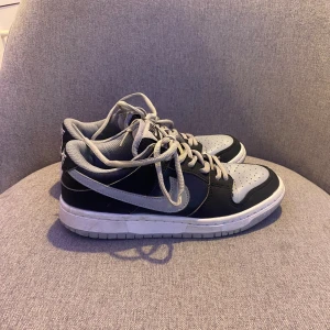 Nike skor - Knappt använda så kommer i väldigt bra skick👍🏼 Storlek 36. Pris kan diskuteras
