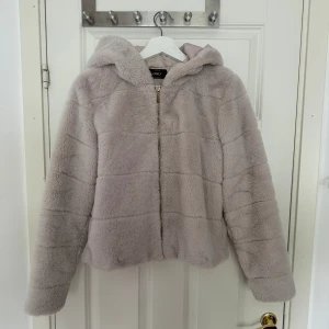 Jacka från Only - Denna fina jackan är från Only och det är i storlek M. Har inte använt den många gånger alls ungefär 3 gånger. Den är i bra skick. Priset + frakten 