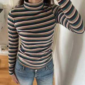 randig turtleneck - turtleneck från pimkie,, står storlek S men tycker att den är lite stor