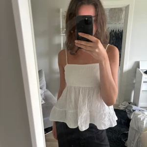 Topp - Vitt linne med knytning baktill. Storlek s. Normal passform. Använt några gånger.