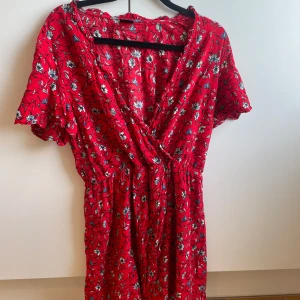 Klänning Gina Tricot - Mycket bra skick! Knappt använd 
