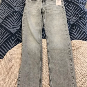 Jeans  - Lågmidjade gråa jeans från nelly, helt oanvända.