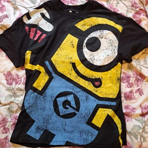 Söt minion tröja 💗 - Minion t-shirt som inte används längre! Båda sidorna har olika tryck! 😊 Bra skick men lappen är borta. Kontakta mig för frågor! 💗