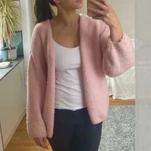 Rosa stickad kofta - Superfin, mysig och trendig kofta perfekt till sommaren, säljs inte längre i denna färg. Står storlek m/l men passar mindre också!💗