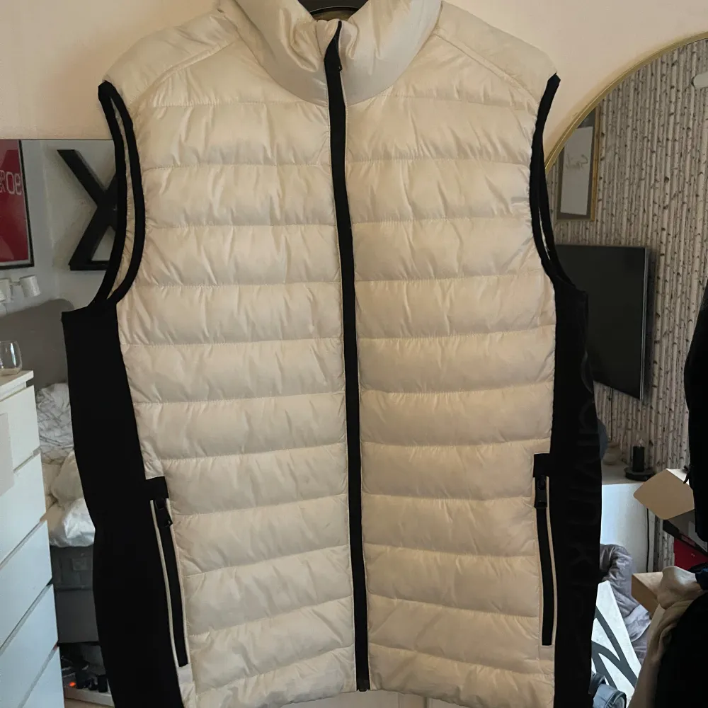 Calvin Klein väst i stolen M. Vit mestadels samt svart på sidorna. Använt nåra gånger så i använt skick. Men inte trasig eller sådant någonstans. Takit.