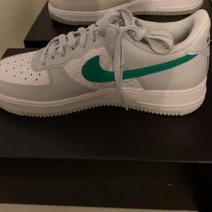 Sälsynta Nike Air Force 1  - Har inte sett en enda människa med dessa feta skor, köptes i italien i footlocker för ca 2000kr men har använt de i ett år nu, kontakta för bilder, de är inte så jätteslitna skicket är typ 6/10 och jag tar gärna emot byten