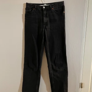 Svarta jeans  - Svarta straight leg jeans från Monki i storlek 36. 💞 