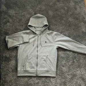 Ralph lauren zip up tröja - Näst intill helt ny Ralph lauren zip up tröja, storlek M. Använd 1-2 gånger och därav väldigt fint skick. Säljer på grund av att den inte passar.