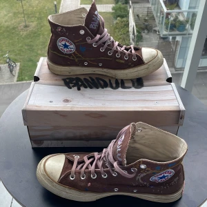 Converse x bandulu - Converse collab med bandulu. Ganska sällsynt collab då de gjorde få modeller av converse. Skorna har tecken på användning men det är mest på snörena. Det tillkommer helt nya snören samt låda.