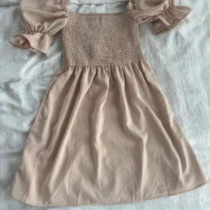 Beige klänning - Söt klänning, aldrig använd 