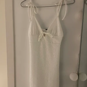 Vit somrig klänning  - Helt oanvänd! Stretchig i materialet och formar kroppen jätte fint på! Ser betydligt mindre ut när den hänger på galjen men den är mer flowy än så och ej super tight mot kroppen utan sitter skönr! Storlek xs