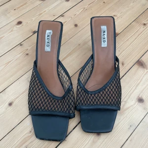 Klackskor från NA-KD - Fina klackskor från NA-KD, använda men i gott skick. Jättebekväma!! Skulle tro ca 6 cm i klackhöjd.🌺