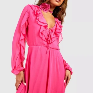 Rosa klänning - Säljer denna helt nya klänningen från boohoo. Perfekt till sommaren/midsommar😍 Endast testad och har prislappen kvar! Skriv för fler bilder🙌🏻🩷