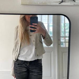 Tunn jacka - Tvärsnygg tunn jacka som passar perfekt till vår och sommar💗 Säljs då den inte används längre💗