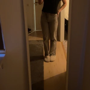 Jeans - Gråa jeans från ginatricot i modellen low straight. De börjar bli lite små på mig så därför jag säljer Säljer för aning billigare pris tillskillnad från nypris eftersom de ändå är använda men fortfarande bra skick.  Köparen står för eventuell frakt💞