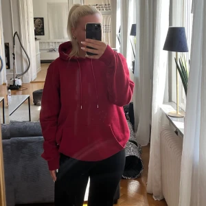 Vinröd hoodie - Vinröd hoodie från Carlings i storlek M.