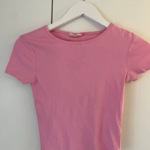 Rosa T-shorts från Gina tricot - Bra skick bara använt några gånger förra sommaren. 