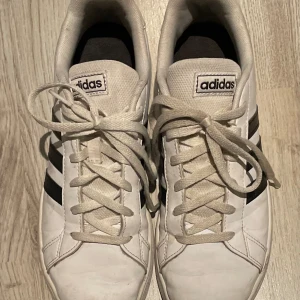 adidas skor - säljer adidas sneakers!! Skorna är rätt så använda men jag kommer tvätta dom innan!!  