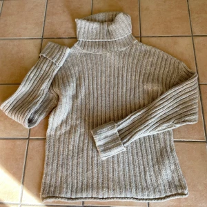 Stickad tröja - Stickad tröja i perfekt skick. Säljs pga rensa garderoben. Varm och snygg tröja och kort vid magen. 