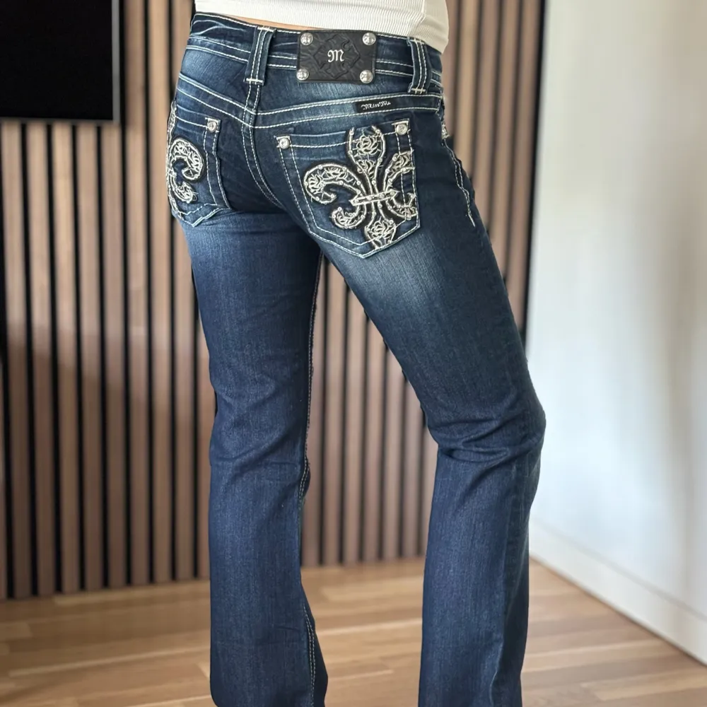 Lågmidjade bootcut jeans från Miss Me. Fickor med fransk lilja. Perfekt skick. Mått: Innerbenslängd: 88cm   Midjemått rakt över: 35,5cm Midjemått: 76cm Modellen är 166cm lång. Fler bilder finns! Skriv gärna ifall du har några frågor! 💗. Jeans & Byxor.