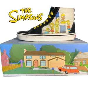 Vans X Simpsons sk8-hi - Vans X Simpsons collab. Använda ett fåtal gånger och är i bra skick. Ny pris 1 200kr pris kan diskuteras.