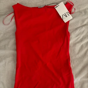 Topp ifårn Zara!  - Säljer denna toppen ifrån zara, den är aldrig använd ändast testad❤️