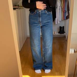 Säljer dessa jeans från Monki. Använd ett fåtal gånger och är i bra skick🫶🏻