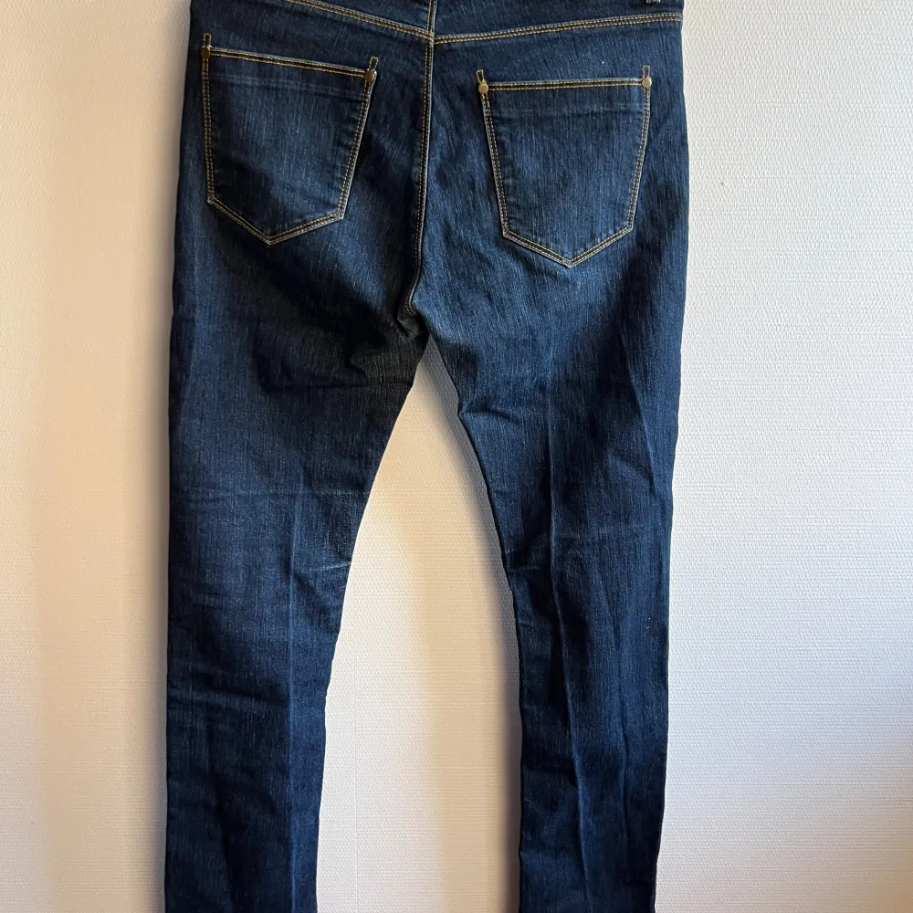  Super fina jeans som tyvärr sitter för litet på mig . Jeans & Byxor.