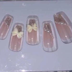 Naglar 💅🏼  - Den är fin och man får lim och nagelfil med 