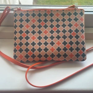 By Malene Birger IVY purse.  - Nypris 900kr. Sparsamt använd. Avtagbar axelrem. Har utgått. 