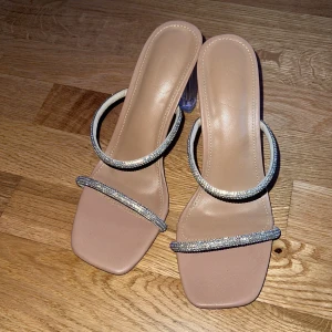 Klackar - Jättesnygga klackar, säljer pga att jag inte använder längre. Det passar mig som vanligtvis har strl 38. Klacken är 9cm. Hör av dig vid fler frågor💗
