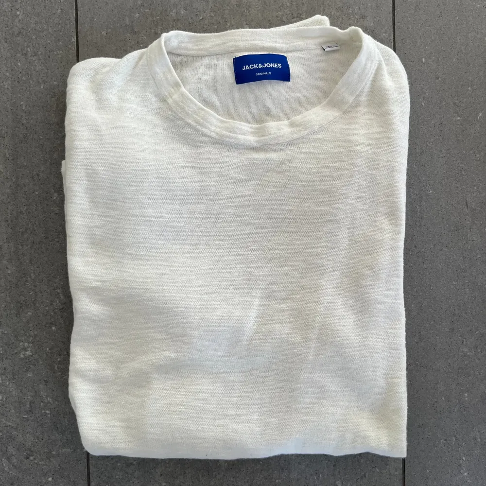 Säljer nu denna snygga vita sweatshirten från Jack & Jones. Helt sprillans ny. Nypriset var 800kr men säljer den nu för endast 199kr så passa på den lär säljas snabbt! Först till kvarn🤝. Stickat.