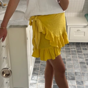 Gul Zara kjol  - Härlig sommar kjol, med fina volanger💛 bra skick   Storlek S