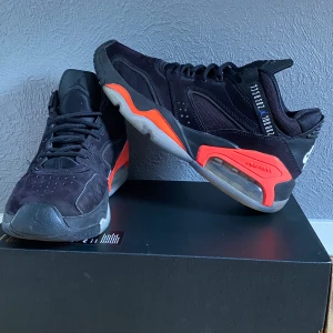 Jordan skor  - Säljer nu ett par riktigt snygga NIKE AIR JORDAN POINT LANE RETRO INSPIRED BLACK INFRARED i storlek 42!🔥Är i jätte bra skick. (Kan fraktas📦) box ingår. För endast 499kr! Kan användas i alla väder och är riktigt Sköna att gå i. Perfekt inför sommaren.