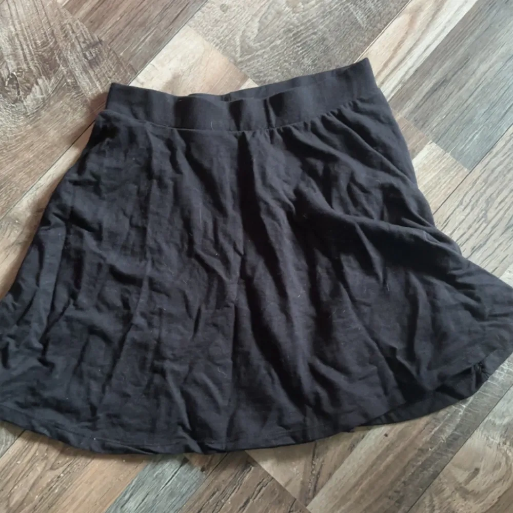 Säljer en söt liten kjol från Kappahl då den inte kmr till användning  Stolek 170  Använd en gång när jag testa den Nypris ? Mitt pris 100. Kjolar.