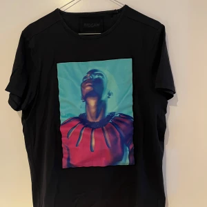 Limitato T-shirr - Här har ni en riktigt snygg Limitato t-shirt i nyskick. T-shirten är endast använd 2 gånger och i utmärkt skick, hör av er om ni har några funderingar