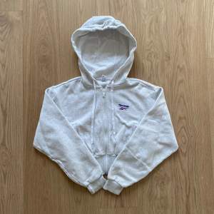 Kroppad Reebok zip up hoodie i storlek XS, bra skick